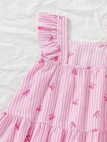 SHEIN 这款少女夏季浅蓝色花园风长款吊带连衣裙，采用梭织面料，A字版型，柔和的浅蓝色调搭配精致的吊带设计，裙身点缀着白色小花图案，宛如春日盛开的花朵。适合假日海滩玩耍、郊游、居家休闲、婚礼、生日、派对表演等各种场合。 - 粉色 - 查看 6