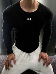 GymBeat Camiseta Esportiva Manga Longa Raglan com Impressão de Barra Olímpica para Homens - Preto - Visão 4