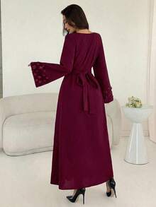 Al Najma 女款 Al-Adha 優雅酒紅色方領長洋裝，花卉刺繡貼花喇叭袖 A 字版阿拉伯風洋裝，端莊婚禮賓客穿搭 - 酒紅色 - 查看 2