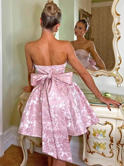 Glamine Charm 复古宫廷风女士粉色提花不规则露肩A字迷你连衣裙，腰间系带蝴蝶结装饰，适合派对、生日、宴会、花园派对、婚礼、新娘送礼会、下午茶、鸡尾酒会、粉色主题派对等场合。