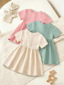 SHEIN Playful Pals 3件組女嬰可愛鈕扣前襟修身傘裙夏季休閒洋裝，粉色與綠色畢業風太陽裙套裝，適合女嬰、大童度假穿著 - 彩色 - 查看 2