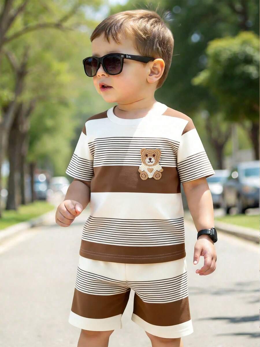 Souflis Souflis Bộ quần áo trẻ em trai mùa xuân hè thoải mái, năng động, cá tính, in hình gấu hoạt hình dễ thương và sọc, gồm áo thun ngắn và quần short, kiểu dáng ấm áp phù hợp cho trang phục mùa xuân và hè. - Nhiều màu - Xem 1