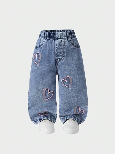女童可爱牛仔裤，中蓝色牛仔布搭配粉色爱心刺绣，直筒宽松版型，面料柔软舒适，适合日常穿着、上学和通勤。