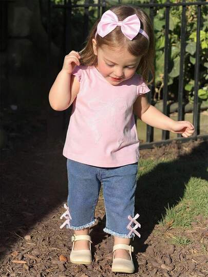 SHEIN 2 piezas Conjunto de primavera/verano para niñas, blusa de cuello redondo con mangas abullonadas en rojo, combinada con pantalones de mezclilla bordados con cerezas, estilo dulce, versátil para uso diario, juegos al aire libre, cómodo en casa y reuniones casuales