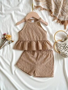 SHEIN Vintaside Kids 2件套女婴休闲日常时尚钩针纹理吊带背心和配套短裤套装，可爱度假装，适合夏季户外活动，优雅派对连衣裙，夏季套装，柔软女婴夏季套装，棕色系套装，夏季假日套装，2件套 - 卡其色 - 查看 1