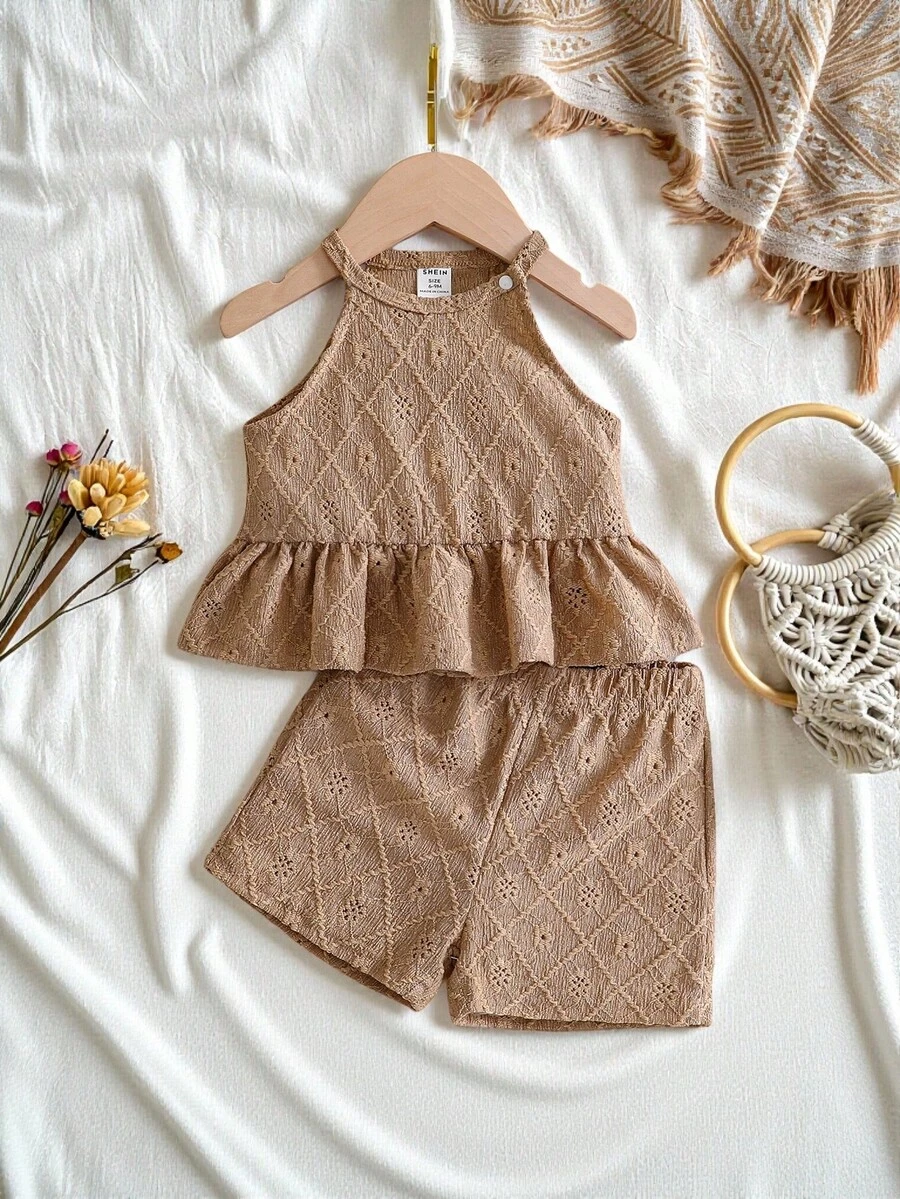 SHEIN Vintaside Kids 2件套女婴休闲日常时尚钩针纹理吊带背心和配套短裤套装,可爱度假装,适合夏季户外活动,优雅派对连衣裙,夏季套装,柔软女婴夏季套装,棕色系套装,夏季假日套装,2件套 - 卡其色 - 查看 1