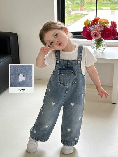 SHEIN Vintaside Kids 女婴可爱牛仔背带裤，春夏秋冬皆宜，复古浅蓝色牛仔布，白色爱心刺绣图案，宽松直筒裤型，面料柔软舒适，休闲日常穿着。