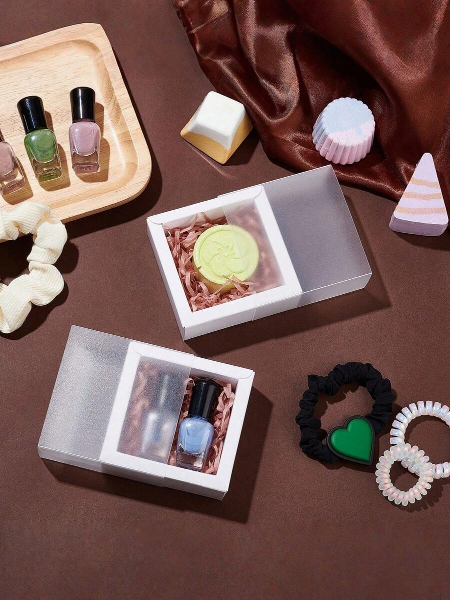 Bộ 12 hộp quà bằng giấy Kraft trắng kèm vỏ bọc bảo vệ PVC trong suốt. Kích thước khi mở ra: 9.41x9.33x0.02 inch. Kích thước hộp: 3.27x3.27x1.26 inch. Kích thước bên trong: 2.65x2.65x1.18 inch. Hộp đựng hình chữ nhật màu trắng dùng để đựng đồ dùng học tập, văn phòng phẩm, vật dụng nhỏ, trang trí nhà cửa mùa thu, quà tặng Giáng sinh, sinh nhật, đám cưới, tiệc tùng, trang trí theo phong cách mộc mạc, giải pháp gói quà và sắp xếp đồ dùng.