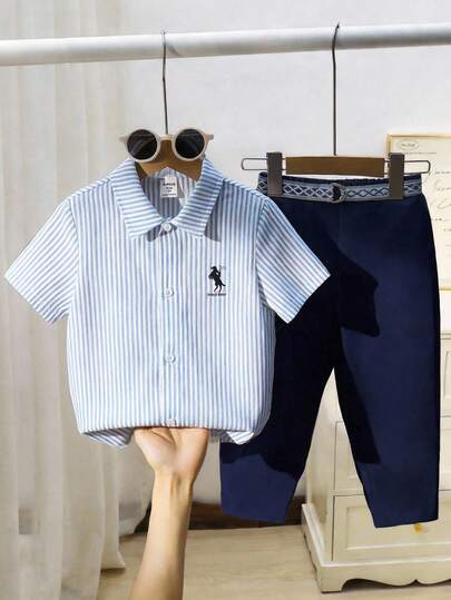 SHEIN 2 piezas Conjunto casual y cómodo para niño con camisa de polo de manga corta a rayas azul y blanco, y pantalones azules. Conjunto de caballero, chándal, conjunto Y2K, parte superior e inferior básica, adecuado para primavera/verano, salida, Día de San Valentín, ropa de niño pequeño, cita, viaje, fiesta familiar, vuelta al colegio, boda, fiesta de noche, deportes, fiesta de cumpleaños