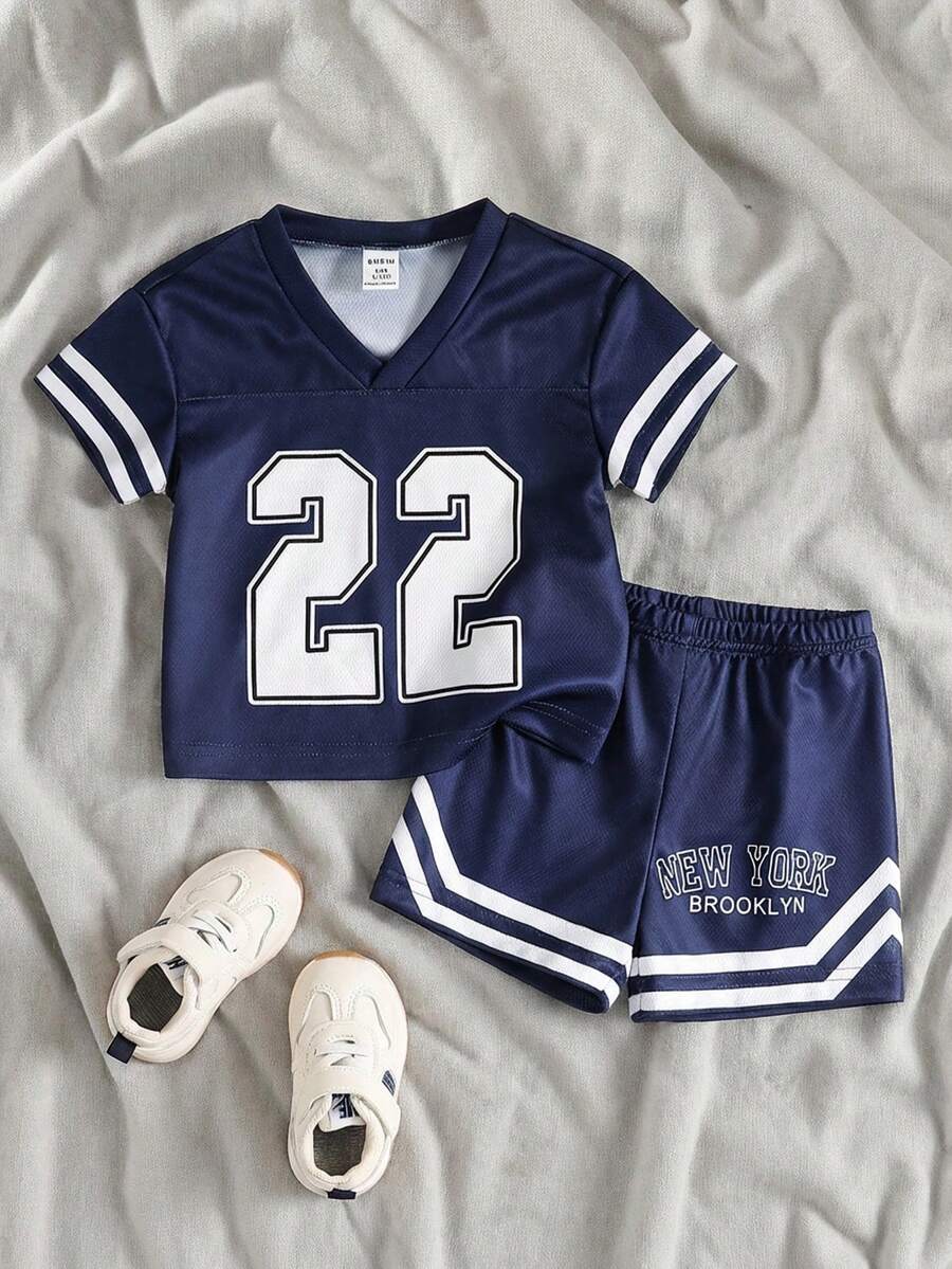 SHEIN 2件套男婴休闲街头运动V领短袖宽松标语老鹰印花T恤+网眼短裤套装,绿色条纹,6个月-3岁,日常休闲男婴涤纶套装,带数字印花和运动风格设计,男童运动服,男童运动套装,男童运动服,男童球衣,男童足球服,24个月男童套装,男童篮球服,男童两件套 - 寶藍色 - 查看 1