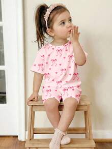 SHEIN 奶油粉色，可爱甜美蝴蝶结印花，女童两件套休闲家居服套装 - 短袖T恤和短裤，适合春夏穿着，营造轻松休闲的氛围，女童套装，舒适易穿，休闲时尚，少女风 - 彩色 - 查看 3