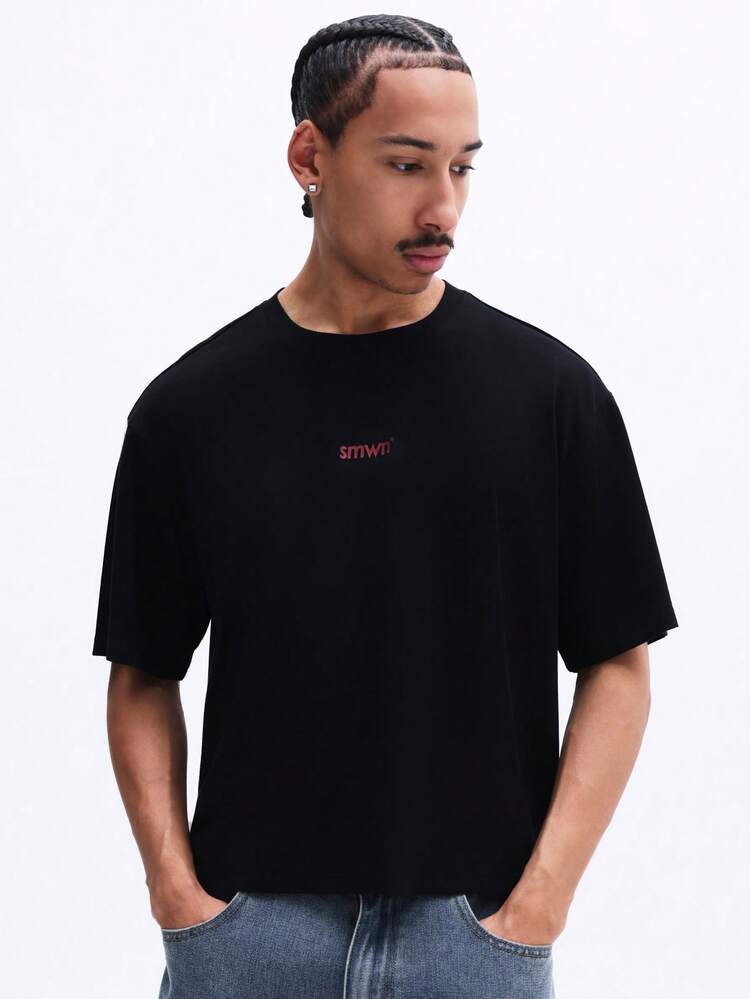 Camiseta oversized com estampa gráfica de cerejas e gola redonda.