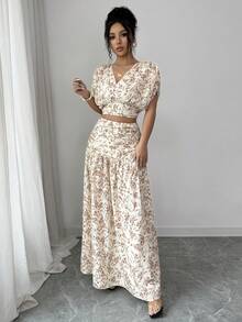 Elenzga 两件套：女士优雅印花蝙蝠袖上衣，腰部饰有褶裥，搭配浪漫休闲的褶裥半裙。百搭、优雅浪漫的法式风格，适合休闲外出、度假、温馨的下午茶聚会、情人节、复活节、狂欢节、海滩穿着、夏季度假装扮，是女士春夏两件套的理想之选。 - 杏色 - 查看 7