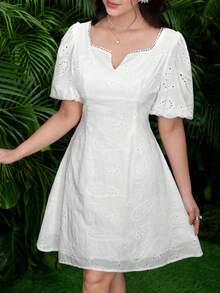 Modelyn Vestido blanco con cuello en V, mangas abullonadas y bordado de ojetes - Blanco - Ver 5