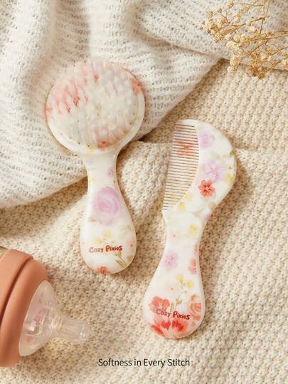 Cozy Pixies 两件套婴儿护理工具，包括梳子和花朵造型发刷，可轻柔梳理头发，也可用于婴儿洗澡。