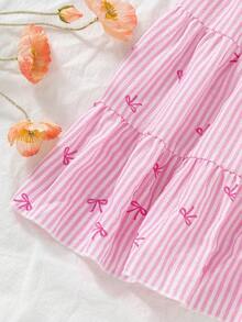 SHEIN 这款少女夏季浅蓝色花园风长款吊带连衣裙，采用梭织面料，A字版型，柔和的浅蓝色调搭配精致的吊带设计，裙身点缀着白色小花图案，宛如春日盛开的花朵。适合假日海滩玩耍、郊游、居家休闲、婚礼、生日、派对表演等各种场合。 - 粉色 - 查看 5