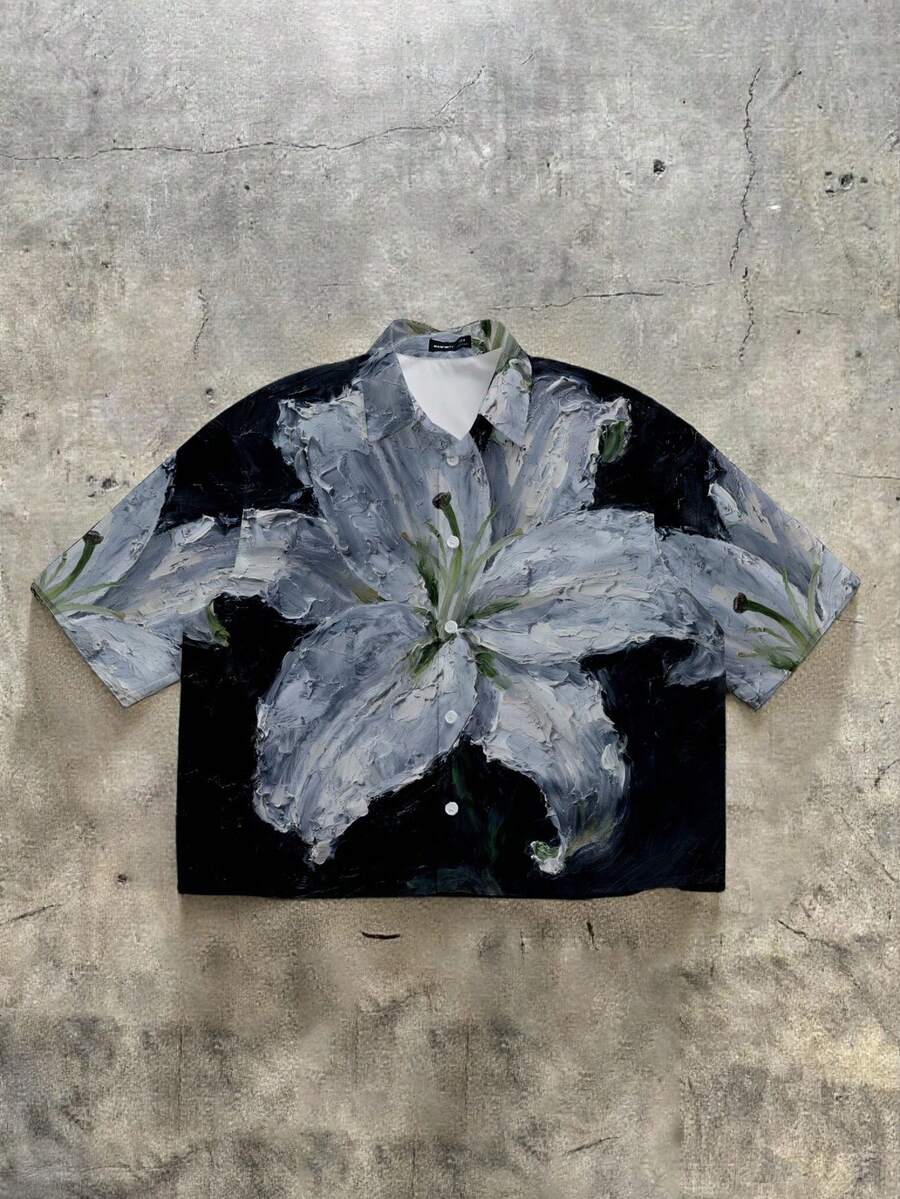 Manfinity Roghcode 大码宽松短款街头风仿油画3D花卉印花短袖衬衫，适合夏季穿着 - 黑色 - 查看 1