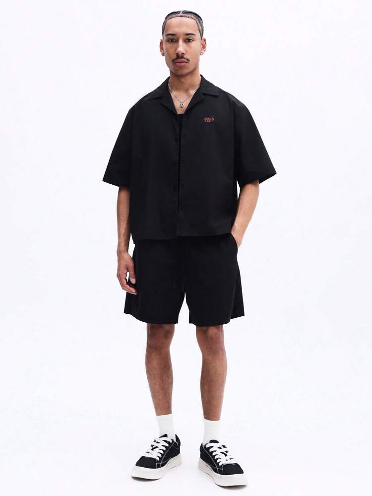 Conjunto de Camisa de Manga Curta Preta e Shorts Combinando com Estampa de Infusão de Cereja, Gola Espaçada e Bolsos Laterais
