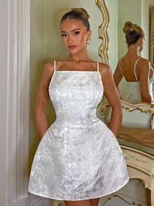 Glamine Charm 女士无袖连衣裙，采用3D立体花卉提花金属面料，奢华派对/下午茶礼服，露背设计，性感优雅，夏季必备 - 白色 - 查看 3