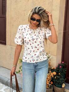 SHEIN Frenchy Blusa de verano casual de mujer con estampado floral diminuto y mangas con volantes con lazo en la espalda - Multicolor - Ver 5