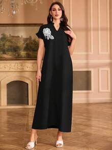 Al Najma Vestido elegante con cuello Mao, mangas raglán y bordado floral en el cuello - Negro - Ver 3