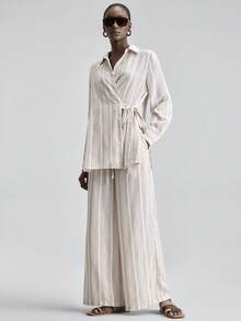 Ontre 2026春夏新款女士两件套：条纹印花长袖衬衫，侧开衩设计，搭配弹力腰直筒裤。现代优雅的婚礼宾客装扮，简约浪漫的法式奢华感，都市时尚的商务休闲办公装，低调奢华的气质，高品质的机场/邮轮旅行装，中东活动必备，四季皆宜，婚礼系列女士两件套。 - 彩色 - 查看 5