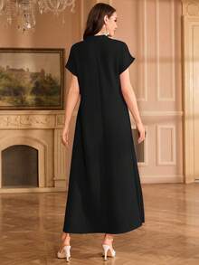 Al Najma Vestido elegante con cuello Mao, mangas raglán y bordado floral en el cuello - Negro - Ver 2