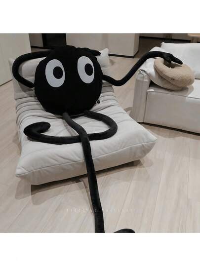 一款柔软的黑色炭球毛绒玩具，一款有趣的装饰动物玩具，可用作家居和沙发装饰枕头或靠垫，也是圣诞节和感恩节的礼物。