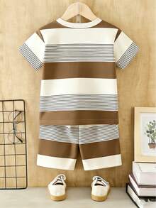 Souflis Souflis Bộ quần áo trẻ em trai mùa xuân hè thoải mái, năng động, cá tính, in hình gấu hoạt hình dễ thương và sọc, gồm áo thun ngắn và quần short, kiểu dáng ấm áp phù hợp cho trang phục mùa xuân và hè. - Nhiều màu - Xem 2