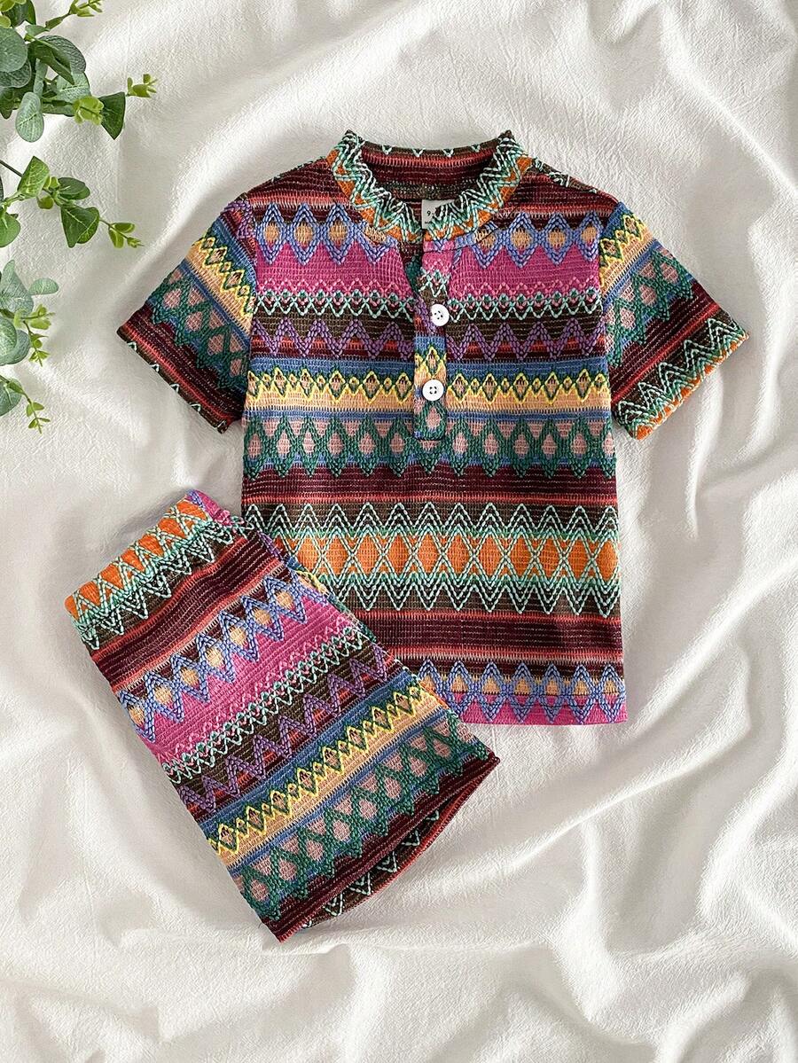 SHEIN Vintaside Kids 2件套幼儿男童波西米亚几何复古图案立领纽扣亨利领T恤和松紧腰短裤休闲套装,夏季 - 紫色 - 查看 1