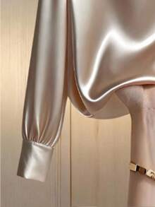 Franclia 这款女士优雅缎面圆领针织衬衫饰有珍珠滚边，宽松的杏色缎面长袖，尽显法式优雅，是约会和打造迷人造型的完美之选。肩部饰有可爱的蝴蝶结，适合日常穿着，尤其适合春秋两季。冬季、圣诞节、新年、白色新年夜、派对、海滩、浪漫、休闲、情人节、约会、毕业季等场合皆宜，也是时尚通勤、商务办公、百搭时尚日常休闲以及都市教师职业装的理想之选。 - 杏色 - 查看 3