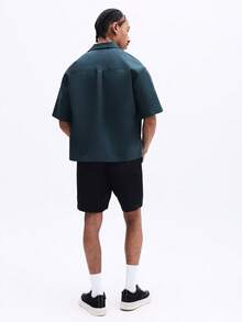SUMWON Waldgrünes Kurzarm-Hemd und schwarze Shorts Co-Ord Set mit Brust-Logo für lässigen Sommerstil - Verschiedenfarbig - Übersicht 2
