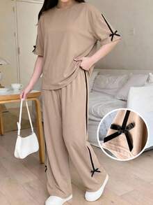 少女休闲卡其色拼接蝴蝶结针织宽松圆领卫衣短裤两件套，简约休闲装，适合休闲、上学、度假、家庭户外春季野餐等各种场合。女士睡衣套装，蝴蝶结细节，裤子套装，蝴蝶结睡衣家居服套装。 - 棕色 - 查看 4