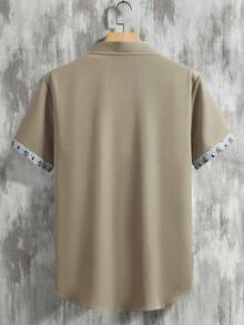 Manfinity Homme 男士卡其色短袖襯衫，對比色不對稱剪裁V領鈕扣休閒夏季度假風，波希米亞老錢風，適合海灘度假與假期 - 彩色 - 查看 2