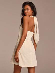 COSMINA V领露背迷你连衣裙，腰部荷叶边设计，纹理刺绣面料，金属扣装饰，露背设计，不对称下摆，夏季度假连衣裙，沙滩度假连衣裙，派对连衣裙，杏色连衣裙 - 杏色 - 查看 3