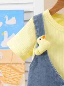 SHEIN Playful Pals 2件套女婴白色T恤+卡通鸭子图案牛仔背带短裤套装，可爱百搭舒适弹力腰卷边短裤，夏季设计 - 藍色 - 查看 6