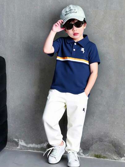 SHEIN Conjunto de camisa polo de manga corta con estampado de rayas y bordado de caballero, y pantalones para niño pequeño, adecuado para primavera, verano y otoño