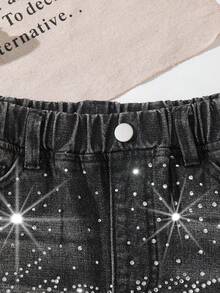 SHEIN Celana Pendek Denim Anak Perempuan, Warna Gelap, Musim Panas, Pakaian Jalanan, Gaya Kota Y2K, Potongan Lurus Longgar, Desain Dekorasi Rhinestone yang Dipersonalisasi, Mode Kasual - Hitam - View 6