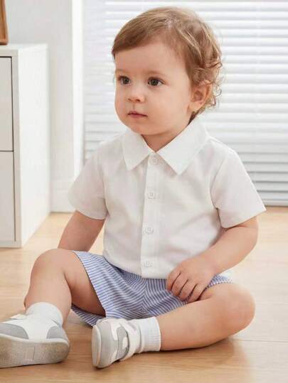 Bộ quần áo bé trai 6 tháng-3 tuổi gồm áo sơ mi trắng và quần short kẻ sọc xanh trắng, áo tay ngắn và quần short, phối màu tươi tắn, phong cách tối giản, trẻ trung, bộ đồ mùa hè cho bé.