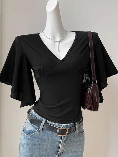 SHEIN EZwear Camiseta ajustada con cuello en V y volantes en el bajo, de color negro, de estilo fashionable y minimalista para mujer