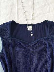 SHEIN 少女海军蓝纹理方领吊带背心，褶皱纹理面料，无袖短款设计，心形领口+前褶细节，柔软面料，适合夏季穿着，复古方领+独特纹理，修身不束缚，易于搭配，打造温柔优雅的少女造型。 - 藏蓝色 - 查看 5