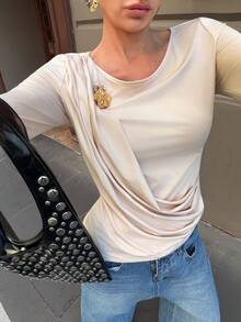 Siren Gaze 女士纯色不对称荷叶边领长袖T恤，金属扣装饰 - 杏色 - 查看 1