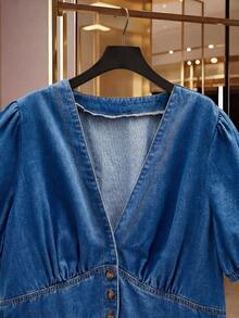 SHEIN MOD 大码女式V领短泡泡袖单排扣牛仔连衣裙 - 深色水洗藍 - 查看 3