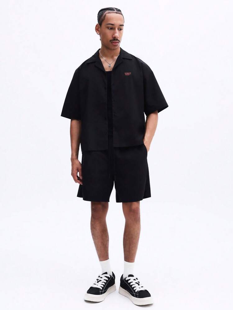 Conjunto de Camisa de Manga Curta Preta e Shorts Combinando com Estampa de Infusão de Cereja, Gola Espaçada e Bolsos Laterais