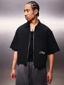 PLAYBOY X SUMWON Camisa con cremallera y estampado cursivo de manga corta con cuello de botones, una prenda esencial para hombres - Negro - Ver 1