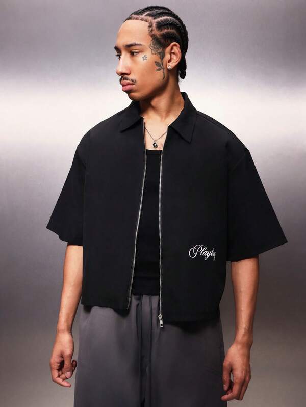 PLAYBOY X SUMWON Camisa con cremallera y estampado cursivo de manga corta con cuello de botones, una prenda esencial para hombres