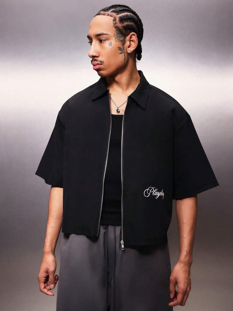PLAYBOY X SUMWON Camisa con cremallera y estampado cursivo de manga corta con cuello de botones, una prenda esencial para hombres - Negro - Ver 1