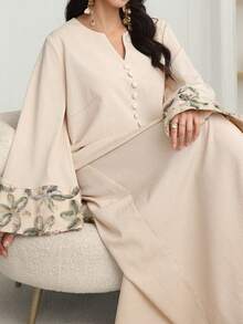 Al Najma فستان أنيق بأكمام طويلة وطبعات زهور على شبكة قماش، بأسلوب عربي أنيق، مقاسات كبيرة للنساء، موسم الخريف/الشتاء، بلون المشمش - لون مشمشي - مشاهدة 7