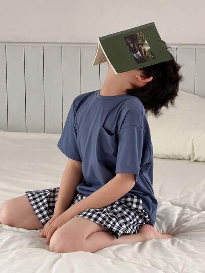 DAZY Bộ đồ ngủ cho bé trai tuổi teen, gồm áo thun cổ tròn tay ngắn màu trơn có túi và quần short kẻ caro.