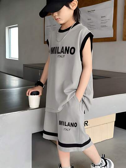 SHEIN Genkimix Kids Bộ 2 món đồ thể thao thường ngày cho bé trai, gồm áo thun ngắn tay cổ tròn dáng rộng in chữ và quần short dáng rộng cạp chun in chữ, trang phục bóng rổ mùa hè cho bé trai.